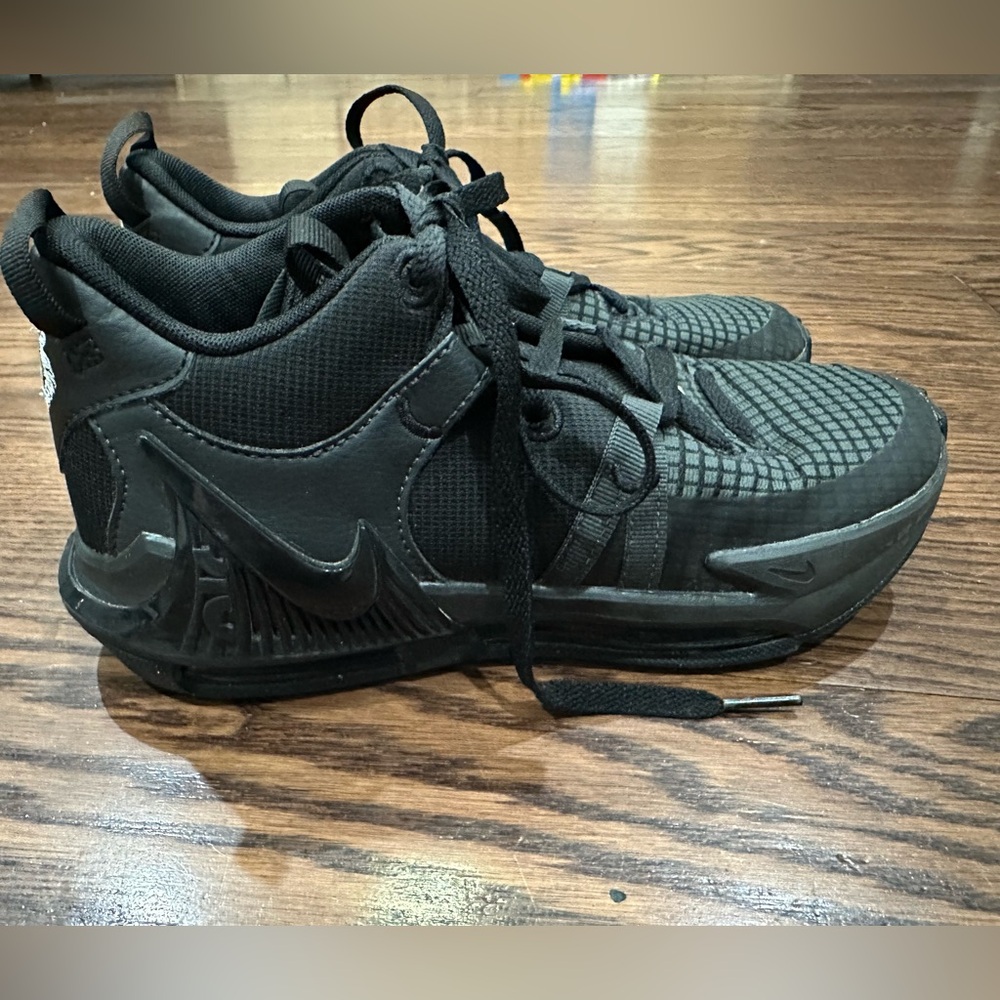 Nike LeBron Witness 7